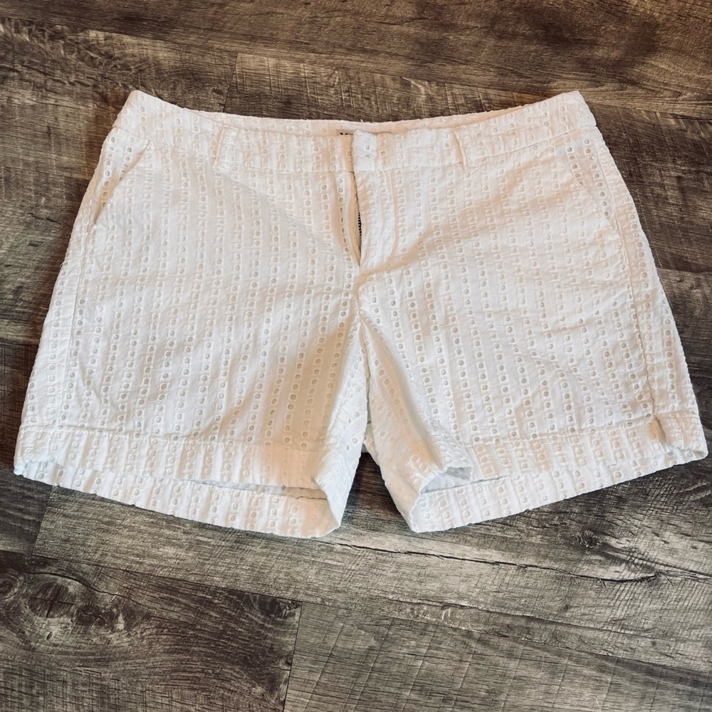 Merona Women's White Eyelet Lace Flat Front Chino Shorts Size 4 - Picture 1 of 7